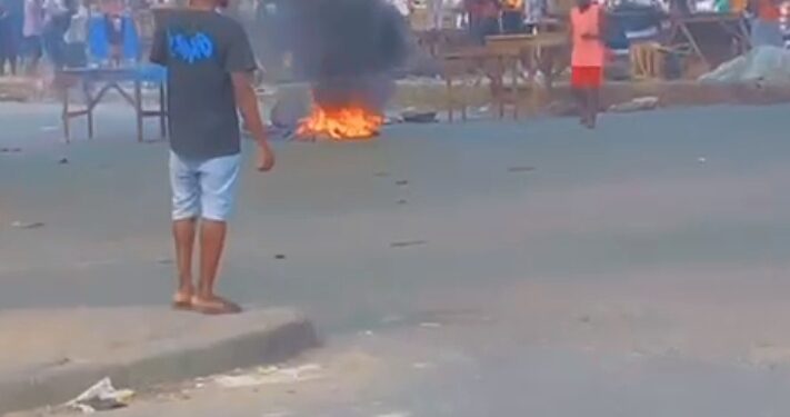Angry Youths set banks ablaze (video)